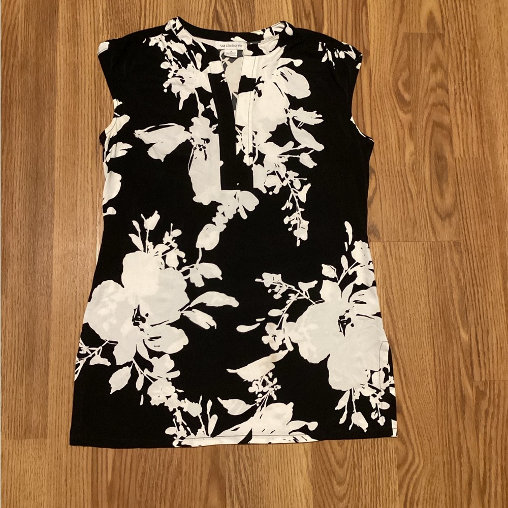 Nice Claiborne women’s blouse size small short sleeve floral two colors v neck
